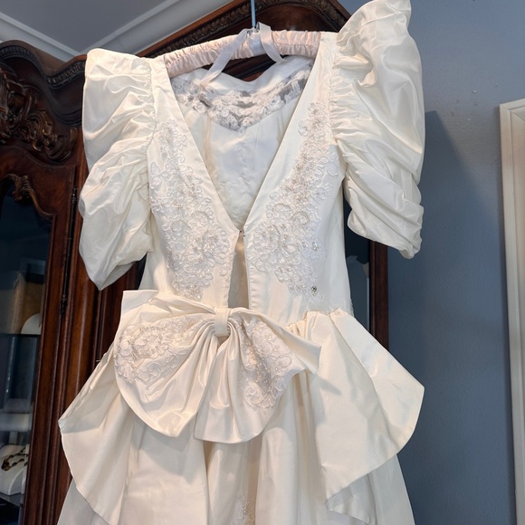 Vintage wedding dress with long train - Picture 6 of 11